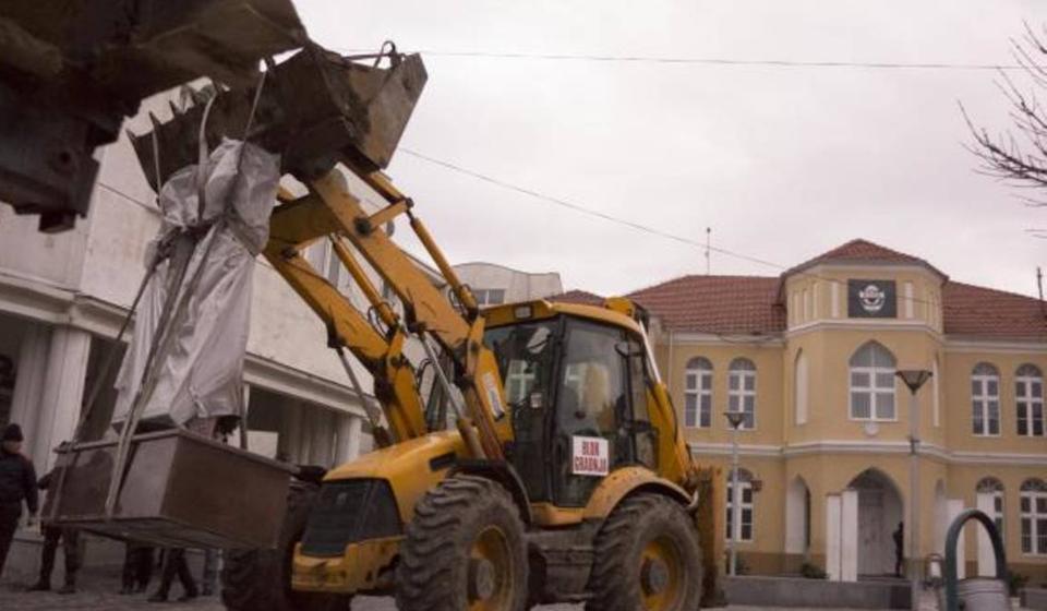Uklanjanje spomenika u Preševu. Foto Al Jazeera