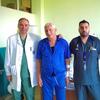 Lekarski tim sa pacijentom Miloradom. A. koji se uspešno oporavlja. Foto Vranje News