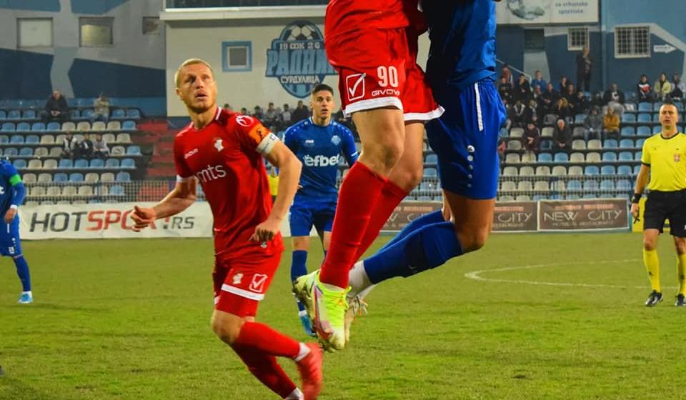 Duel igrača domaćih i Napretka na Gradskom stadionu u Surdulici. Foto FK Radnik