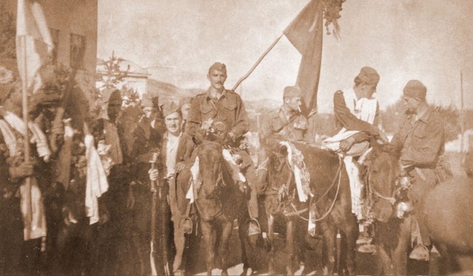 Danilo Stevanović Dača, ratni komandant 10. udarne brigade (sa titovkom) ulazi u oslobođeno Vranje 7. septembra 1944. godine. Desno (sa belim peškirom) je Vlasta Stojiljković. Foto arhiva T.R.S.