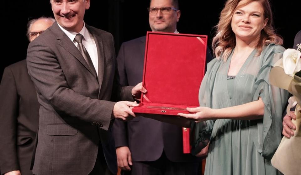 Pojedinačno priznanje i Aleksandri Savić, profesorki Muzičke škole Stevan Mokranjac. Foto Vranje News