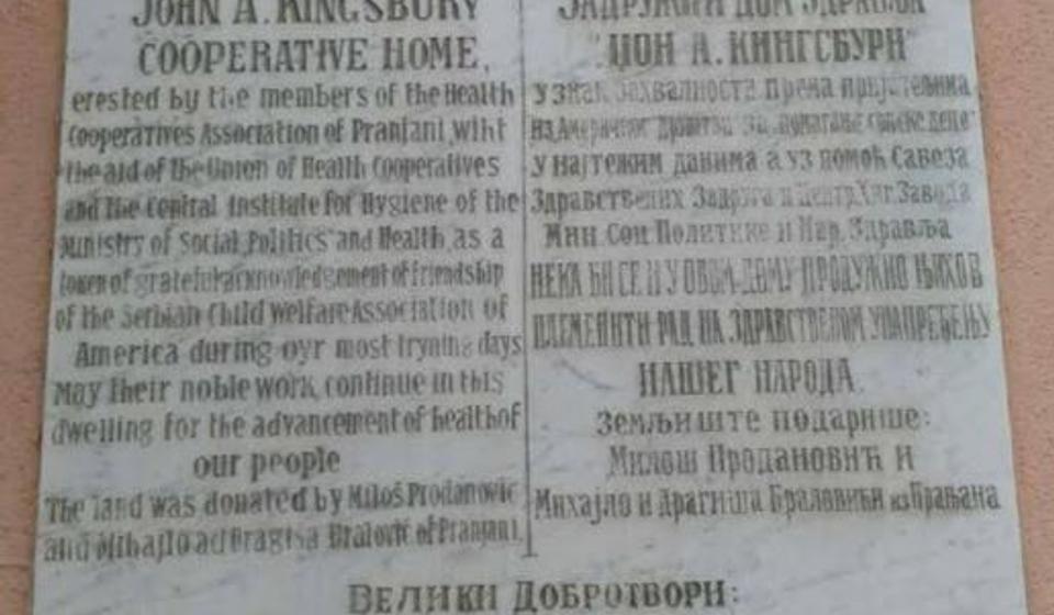 Ploča na zgradi Doma zdravlja u Pranjanima kod Čačka koji je podigao Džon Kingsberi. Foto arhiva T.S.