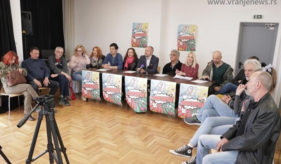 Svi su tu: gotovo kompletan ansambl vranjskog teatra igra u ovom mjuziklu. Foto Vranje News