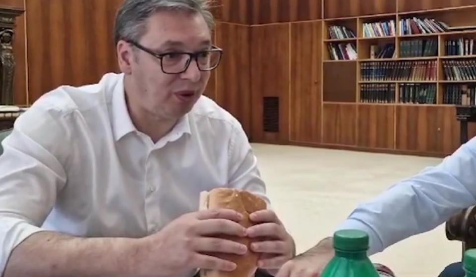 U avionu, kada idem u inostranstvo, često tražim da mi naprave sendvič baš od ovakvog parizera: Aleksandar Vučić. Foto Instagram buducnostsrbijeav