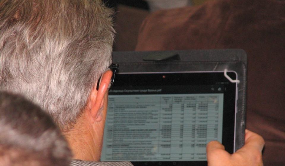 Odbornik SPS-a Miroljub Stojčić proučava stavke budžeta. Foto VranjeNews