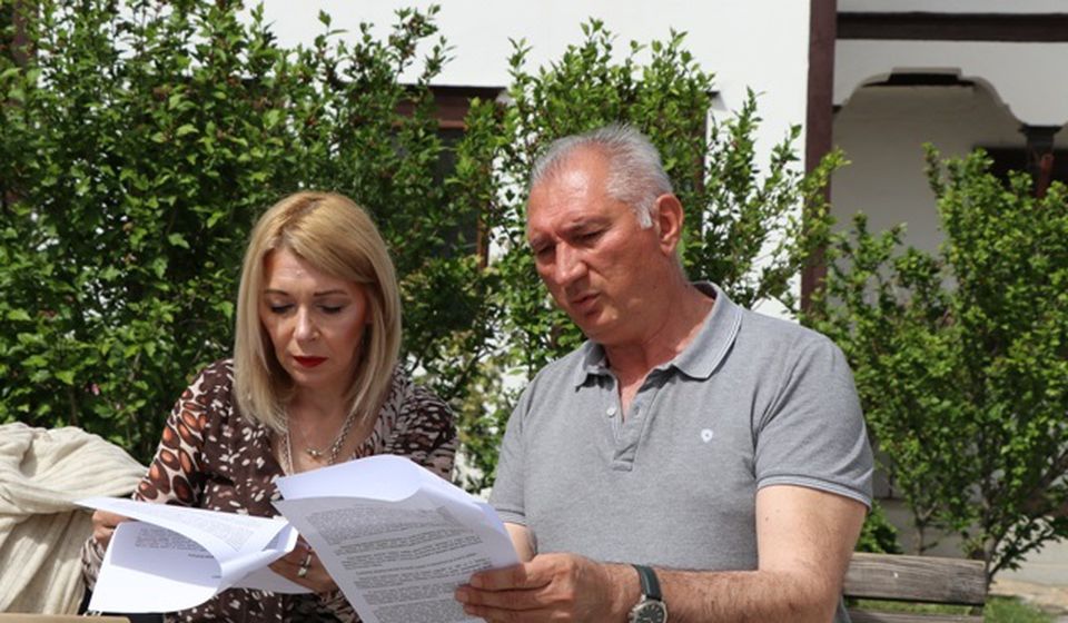 Trajkovićeva sa advokatom Draganom Veličkovićem. Foto Vranje News