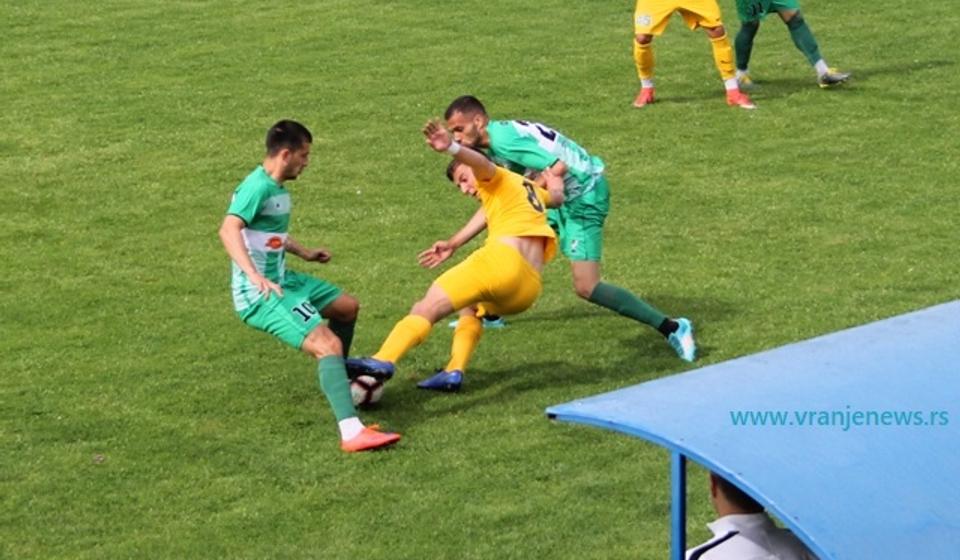 Marko Đurišić u duelu sa fudbalerima Inđije, u vreme dok je igrao za vranjski Dinamo. Foto Vranje News