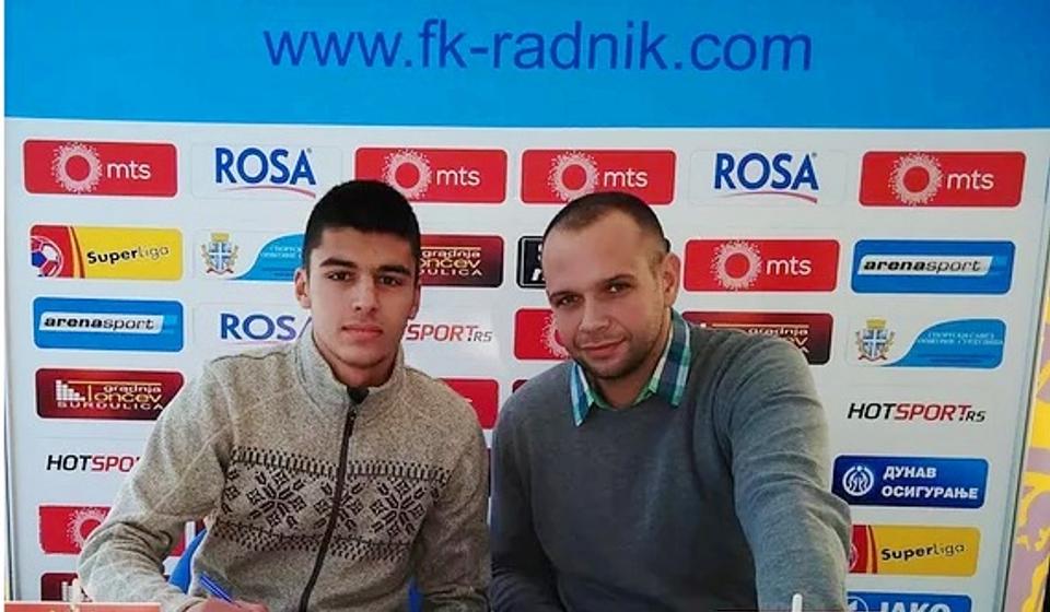 Stoiljković na potpisivanju prvog profesionalnog ugovora sa svojim klubom. Foto FK Radnik