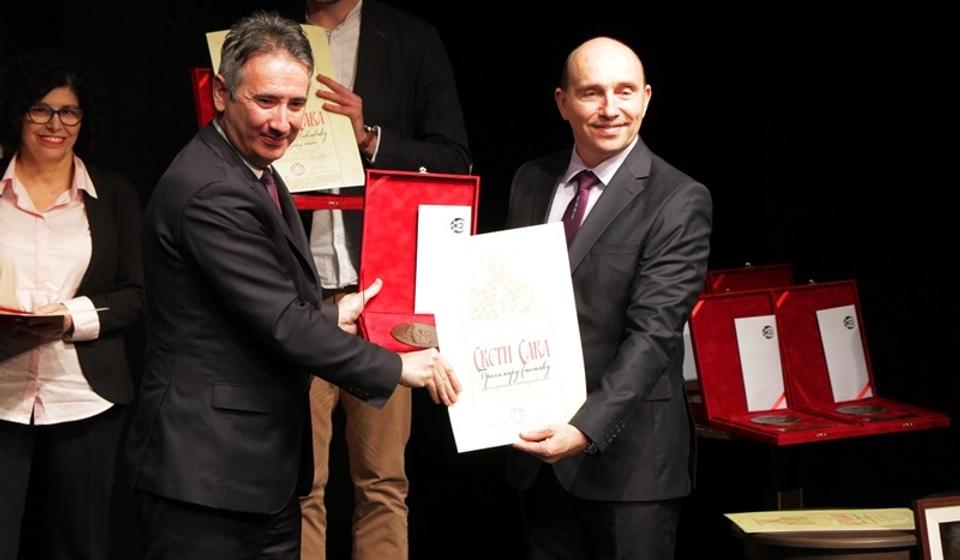 Branimir Stošić Kace dobio priznanje za najboljeg nastavnika osnovnih škola. Foto Vranje News