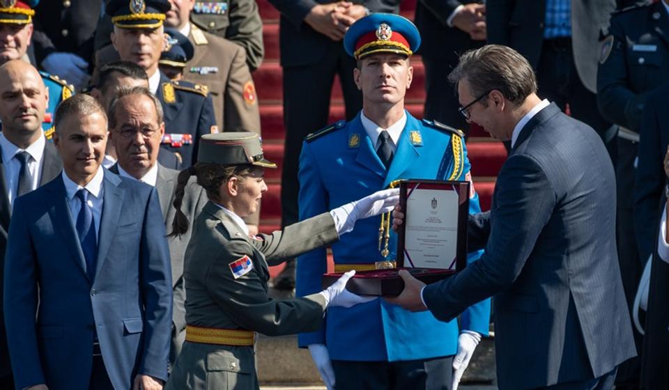 Tijana prima priznanje. Foto MOD