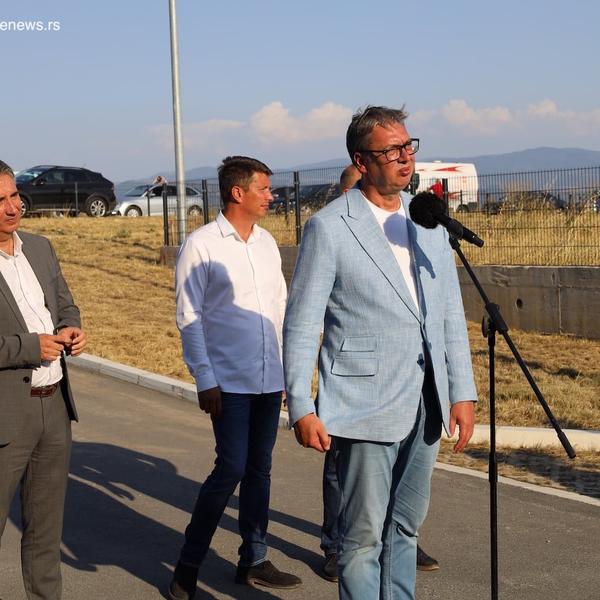 Mnogo građana došlo da postavi pitanja, za malo odgovora je bilo vremena: Vučić sa lokalnim naprednjacima kod 