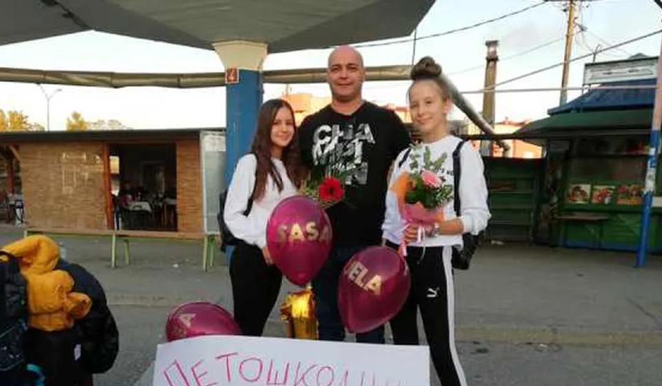 Saša Ristić sa učenicama Leonorom i Anđelom Ristić. Foto lična arhiva