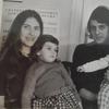 Jug Radivojević u naručju oca Radoslava (dogodišnjeg upravnika vranjskog pozorišta) ubrzo nakon preseljenja iz Beograda u Vranje. Foto lično vlasništvo Juga Radivojevića