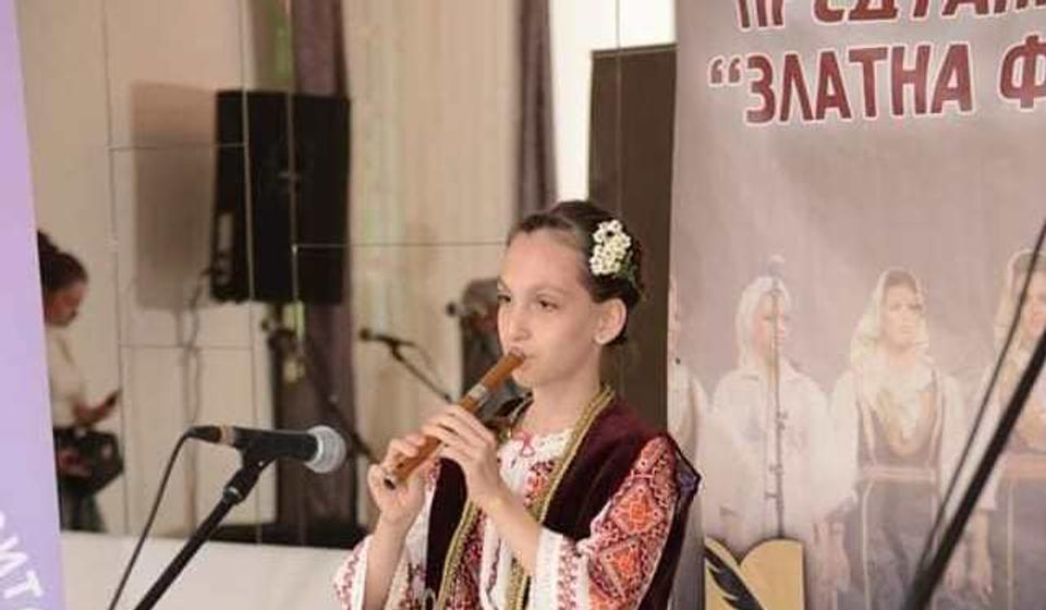 Anika Nikić iz Niša prva u kategoriji mladih do dvanaest godina. Foto NU