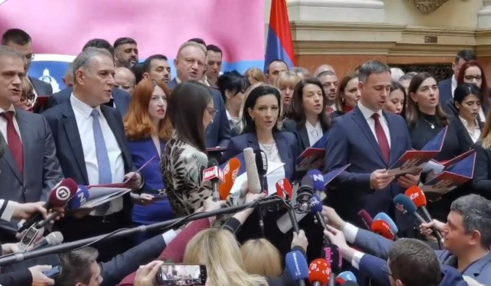 Poslanici opozicije polažu zakletvu u skupštinskom holu. Foto printscreen twitter.com/SlobodaIPravda