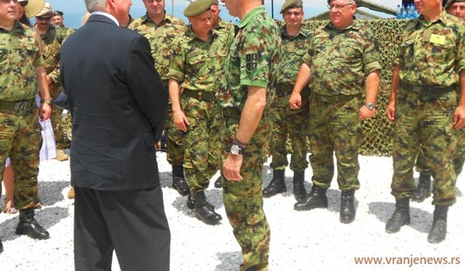 Ambasador Skat sa srpskim vojnim vrhom i učesnicima vežbe Platinasti vuk. Foto VranjeNews