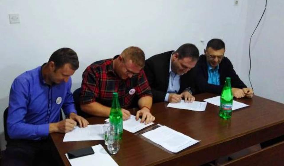 Spasić (levo) na potpisivanju sporazuma Zajedno za Trgovište. Foto SzS Trgovišta