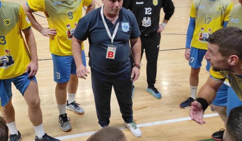 Trener Vranjanaca Saša Radosavljević sa svojim igračima na utakmici u Zrenjaninu. Foto Vranje News