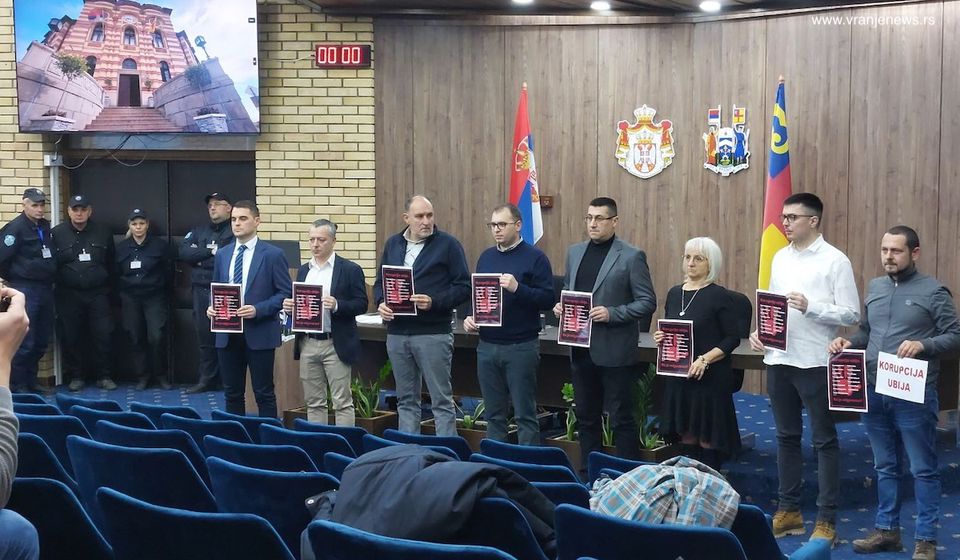 Odbornici opozicije odaju poštu nastradalima u obrušavanju nadstrešnice u Novom Sadu. Foto Vranje news