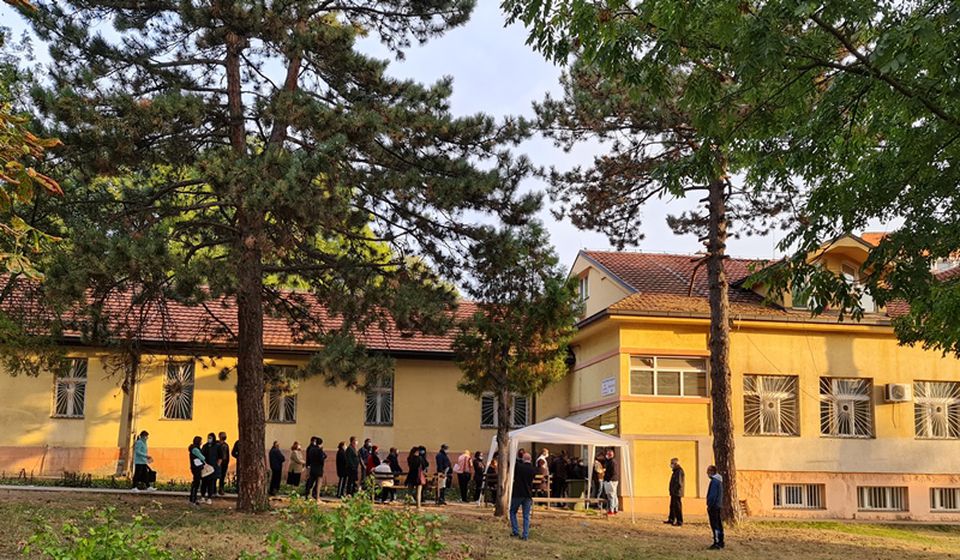 Jutrošnja gužva ispred Odeljenja psihijatrije, jedne od dve COVID bolnice u Vranju. Foto ZC Vranje