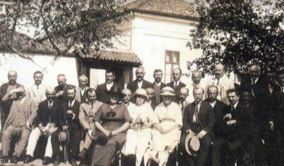 Vranje 1921: Sede, četvrti s leva Dimitrije Stojković, Olga Jovanović, Helen King, iza nje Uroš Marković, Džon Frotingam, Mihajlo Jovanović, pred. prvostepenog suda. Foto arhiva Tomislava R. Simonovića