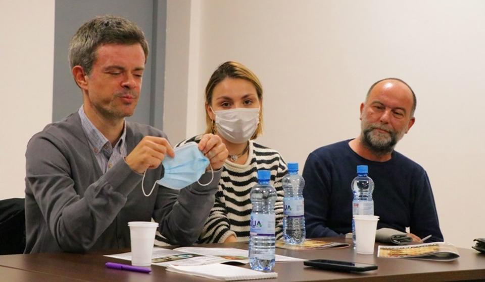 Moderator Igor Burić, spisateljica Isidora Milosavljević i reditelj Nenad Todorović. Foto Vranje News