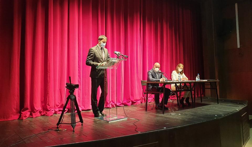 Grad će se u 2021. zadužiti 770 miliona dinara, a veći deo ići će na reprogram postojećih kredita: većnik Bojan Kostić za govornicom. Foto www.vranje.org.rs