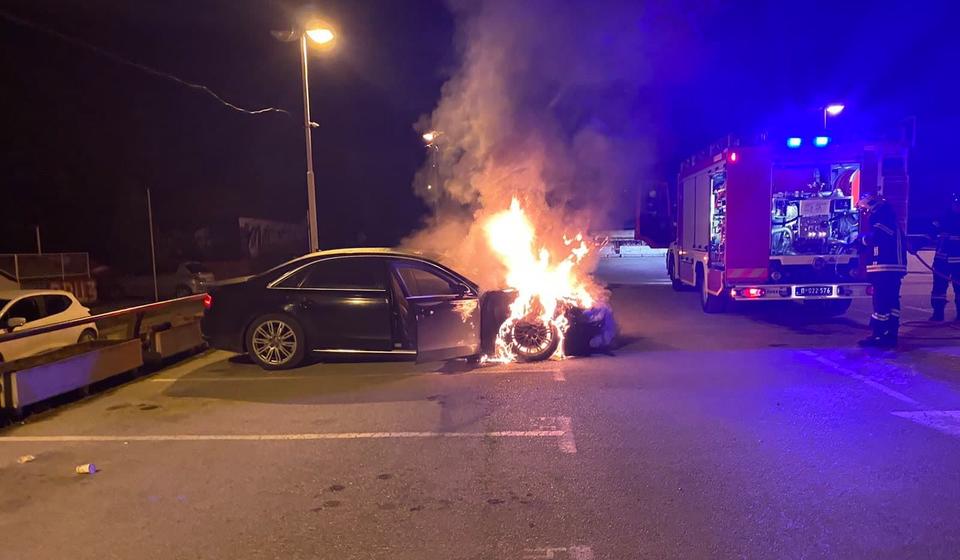 Antićev automobil u plamenu. Foto lična arhiva
