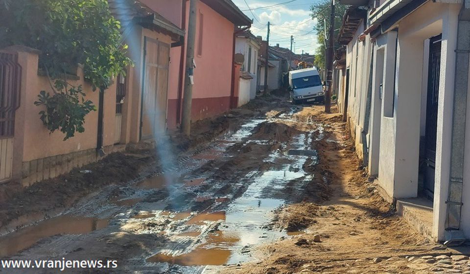 Ulica Baba Zlatina u utorak je opet bez vode. Foto Vranje News