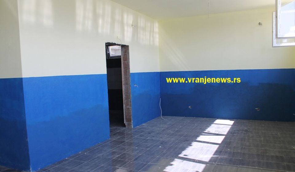 Antić tvrdi da će svlačionice sa kupatilima na Jumkovom stadionu biti završeni za dva, tri dana. Foto VranjeNews