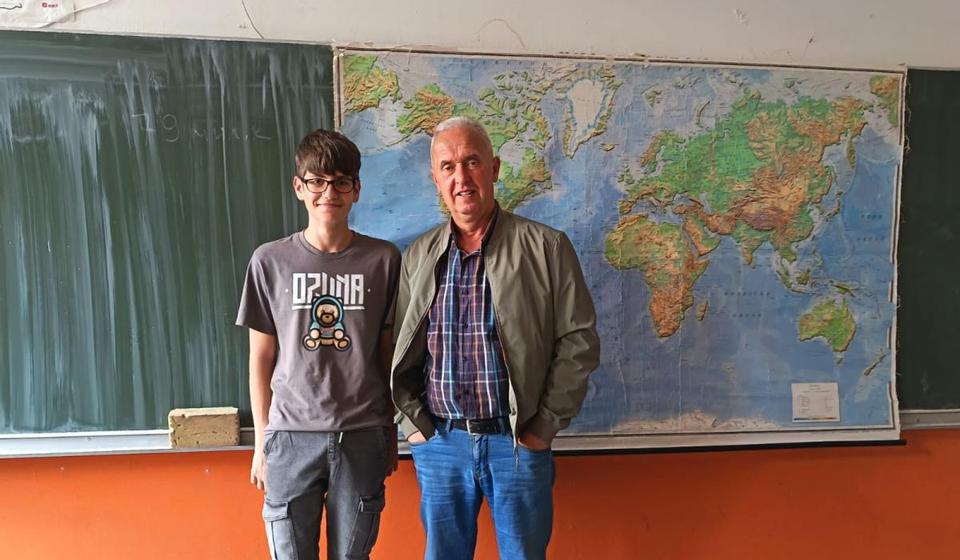 Pavle sa nastavnikom geogragije Stojanom Tasićem. Foto OŠ 