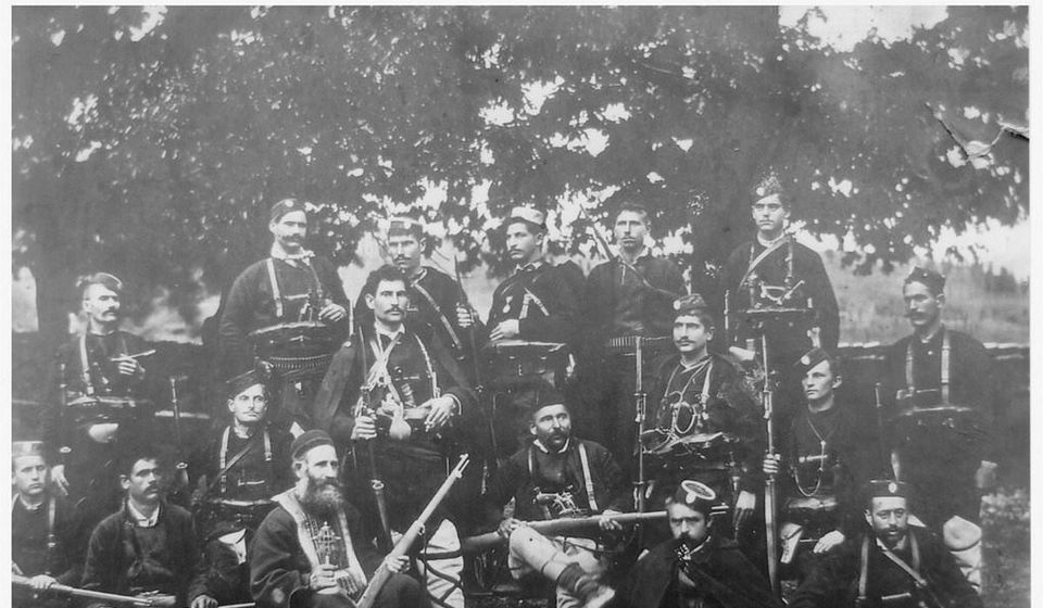 Krsta Kovačević (stoji u sredini) sa svojom četom 1905. godine. Foto wikiwand.com