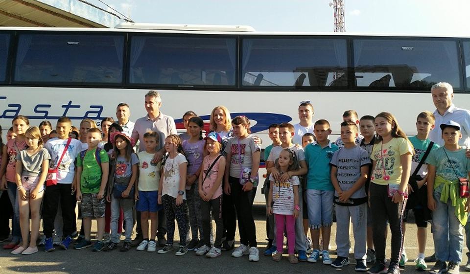 Gradonačelnik ispratio đake na more. Foto Grad Vranje