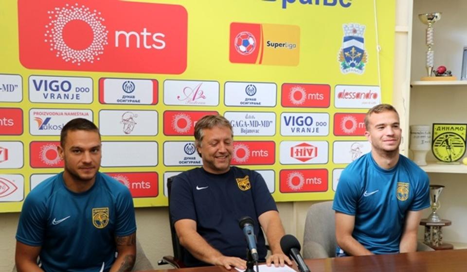 Optimizam pre svega: trener i fudbaleri Dinama. Foto VranjeNews