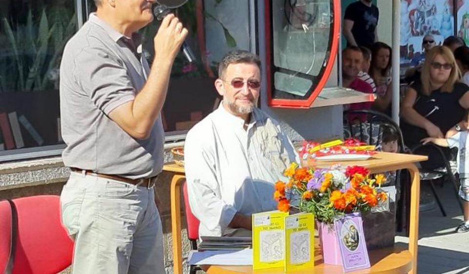 Dimitrijević svojim pesmama ulepšao prvacima prvi dan u školi. Foto privatna arhiva