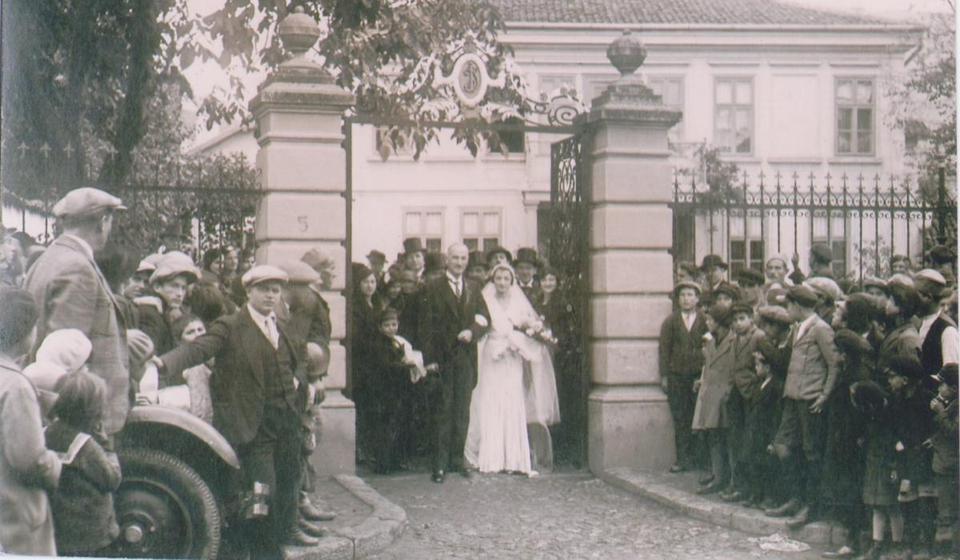 Poznati vranjski advokat i bankar Aleksandar Hristić Leča, iz generacije Borisava Stankovića, izvodi svoju kćer Nadeždu Hristić na venčanje sa dr Borislavom Petrovićem 24. oktobra 1931. godine. Foto arhiva T.R.S.