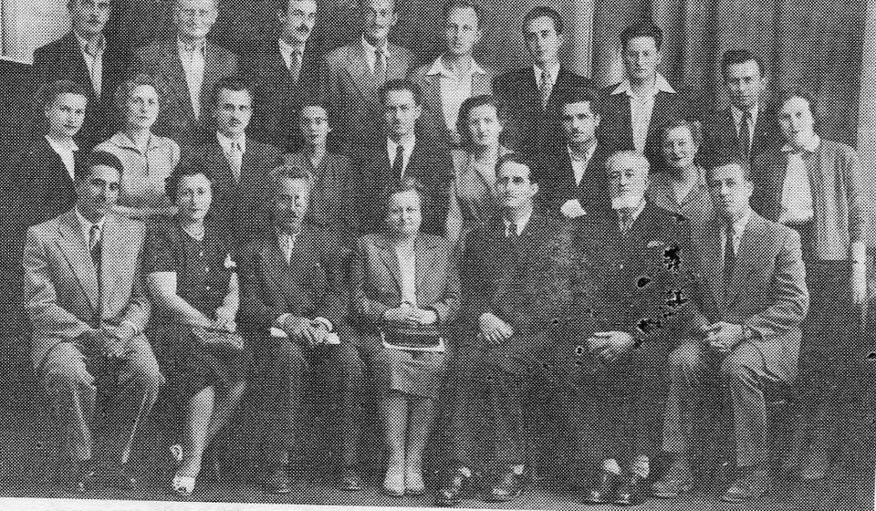 Kolektiv Više gimnazije, četvrti sleva stoji Aca Fis, desno od Desanke Trbuhović direktor Mašulović, Miletić i Vasilije Madić koji je tragično nastradao. Foto arhiva T.R.S.