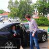 Zoran Zuja Veličković (u zelenoj majci) dočekuje predsednika IO SNS Darka Glišića u Vranju. Foto Vranje News