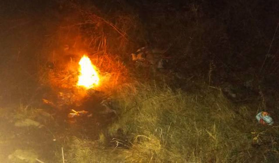 Varničenje kablova pretilo da izazove požar na putu prema Neradovcu. Foto Komunalna policija