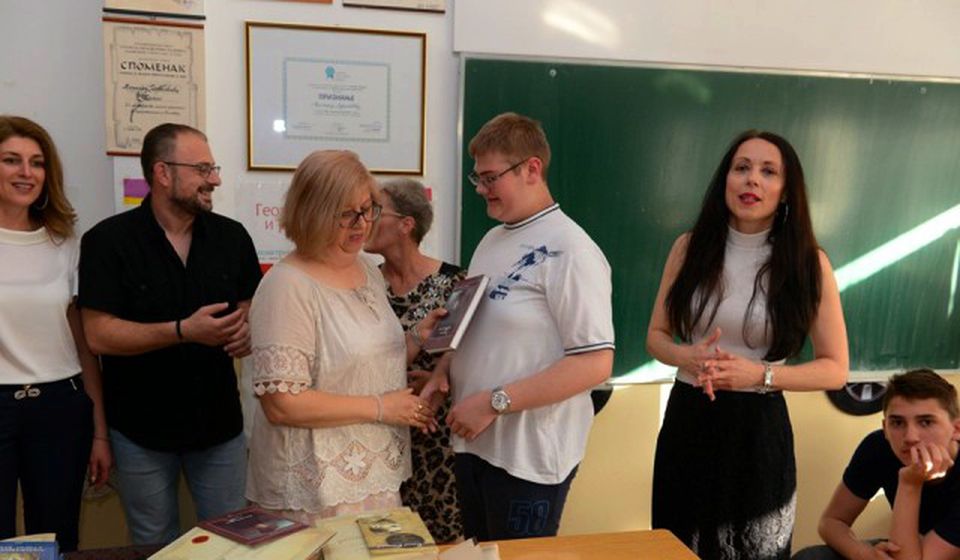 Bogdan prima nagradu za đaka generacije u OŠ Svetozar Marković. Foto lična arhiva