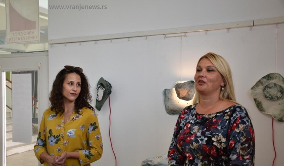 Ljiljana Marinković (levo) sa direktorkom NU Gordanom Dimitrijević. Foto Vranje News