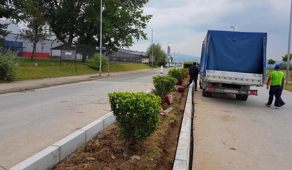 U Radničkoj se uređuju saobraćajna ostrva. Foto VranjeNews