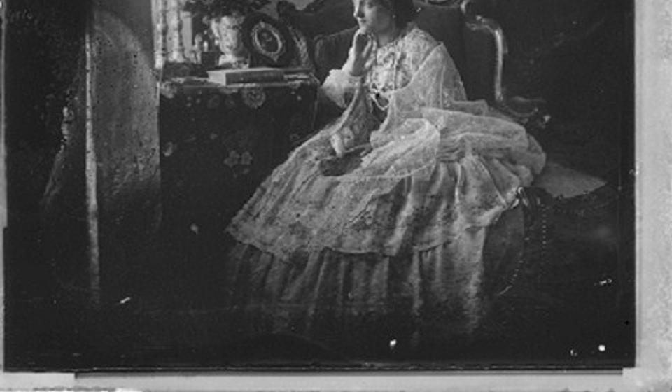 Knjeginja Julija u enterijeru. Foto Anastas Jovanović, oko 1856. (Muzej grada Beograda)