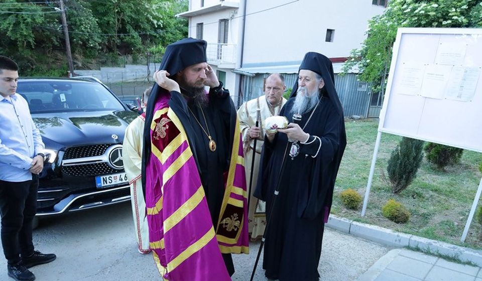 Episkopi Sergije i Pahomije pristižu sa moštima. Foto Vranje News