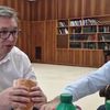 U avionu, kada idem u inostranstvo, često tražim da mi naprave sendvič baš od ovakvog parizera: Aleksandar Vučić. Foto Instagram buducnostsrbijeav