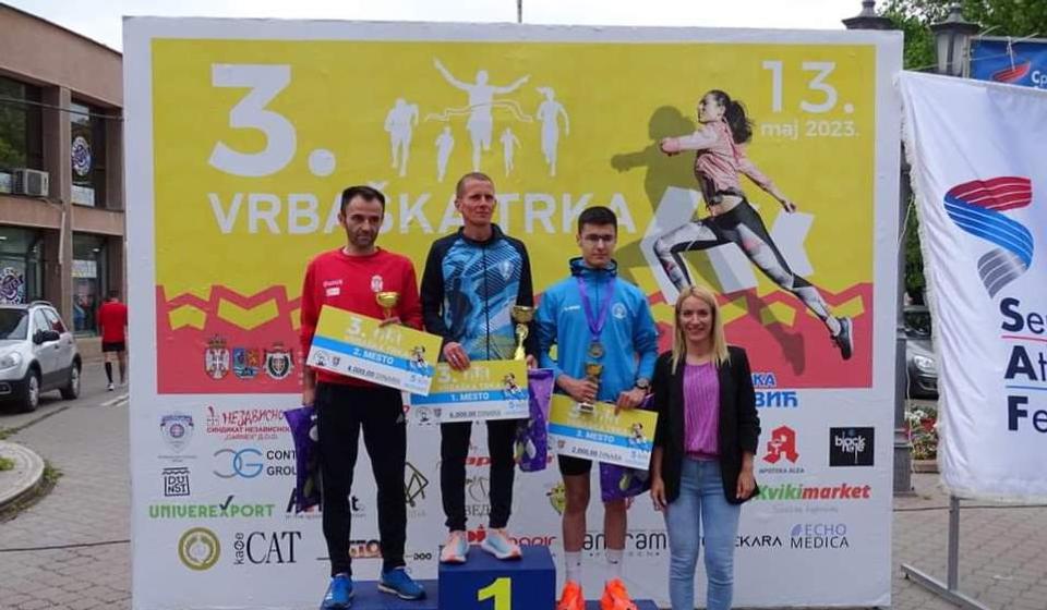 Stošić na pobedničkom postolju u Vrbasu. Foto AK Vranjski maratonci