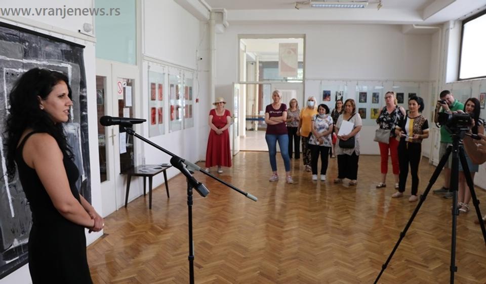 Aleksandra Ilić pred publikom u Galeriji NU. Foto Vranje News