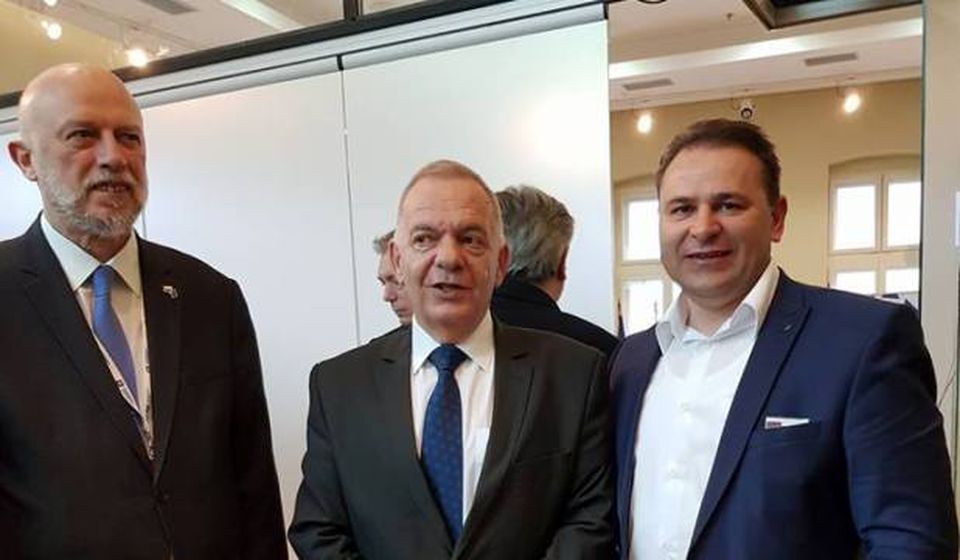 Kostov (desno) sa ambasadorom Bugarske u Srbiji Radkom Vlajkovim i o konzulom Edvinom Sugarevim. Foto Fejsbuk profil Stefana Kostova 