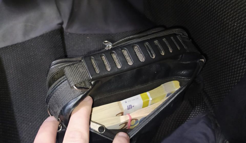 U ličnoj torbici vozača na Prohoru Pčinjskom pronađeno 30.000 evra. Foto UC