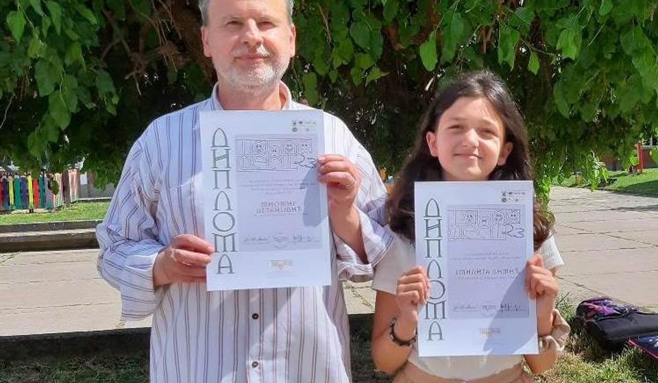 Emilija sa svojim mentorom i učiteljem Miomirom Dejanovićem. Foto lično vlasništvo MiDej